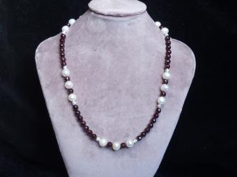 Granát, perly bílé (0802) 80cm