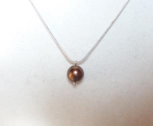 Perla s bronzovým odleskem (2208)